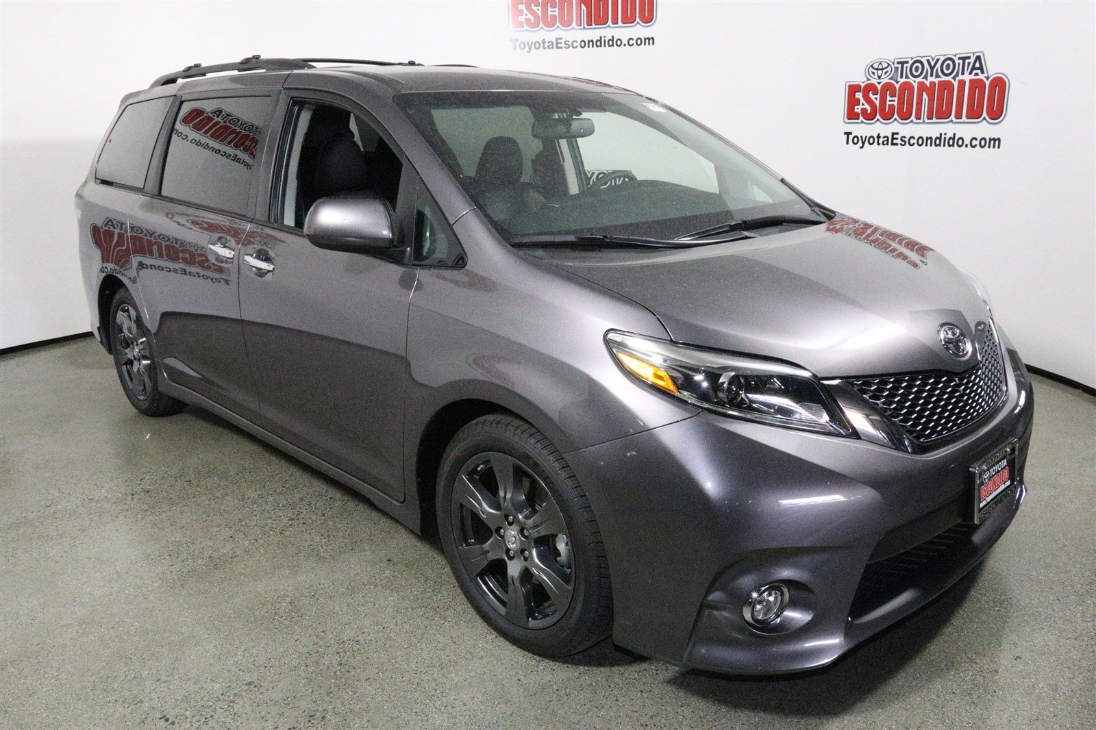 New 2017 Toyota Sienna Se Mini-van, Passenger In Escondido #1014056 